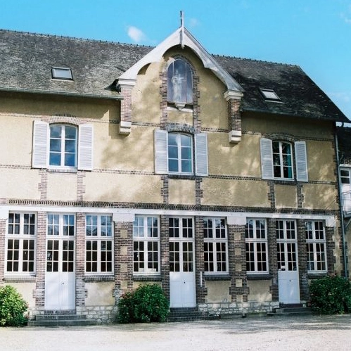 Une des facades de l'école